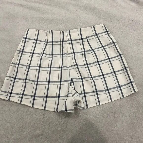 PrettyLittleThing White Grid Shorts Size 4 - Picture 3 of 6